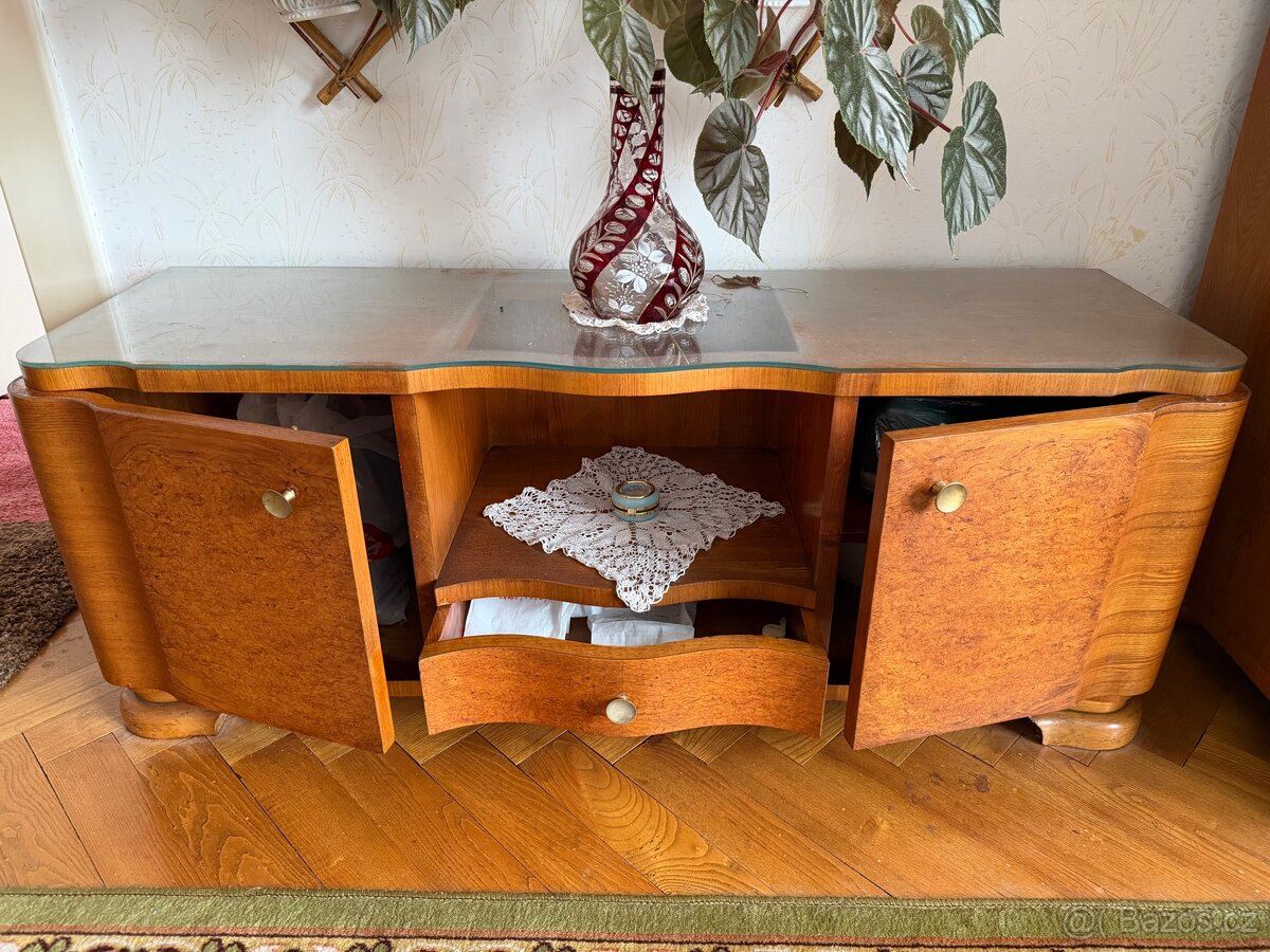 Starožitný masivní nábytek - skříně a postel - 2