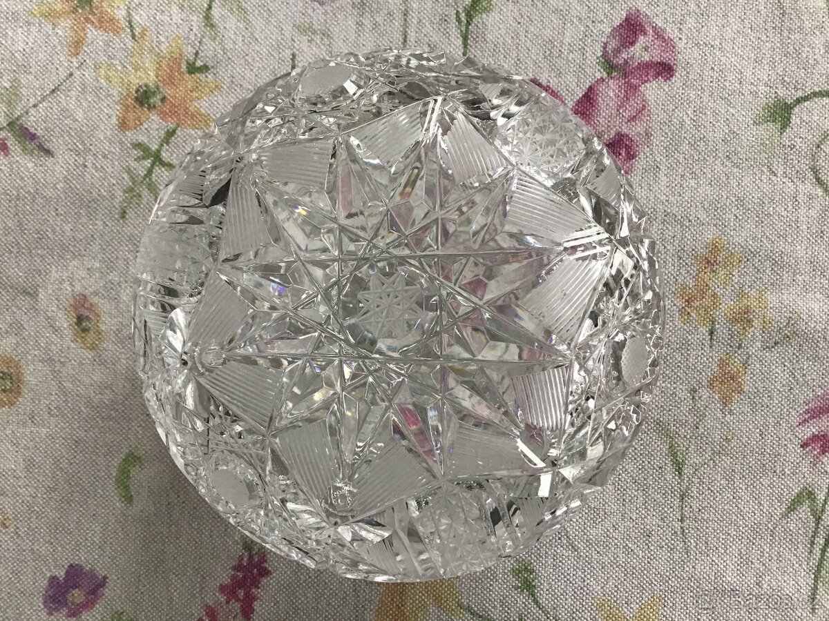 Broušená dóza - 2