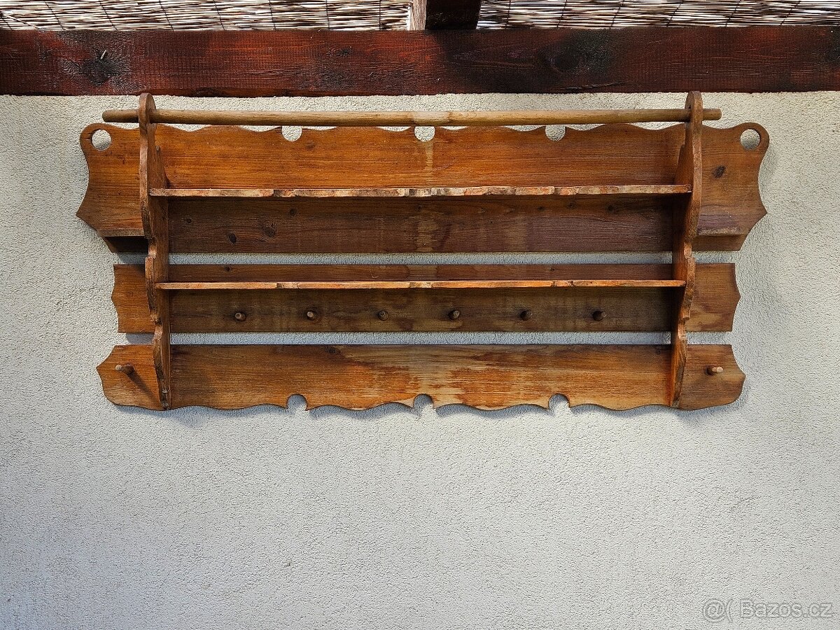 VYŘEZÁVANÁ DŘEVĚNÁ POLIČKA - 2