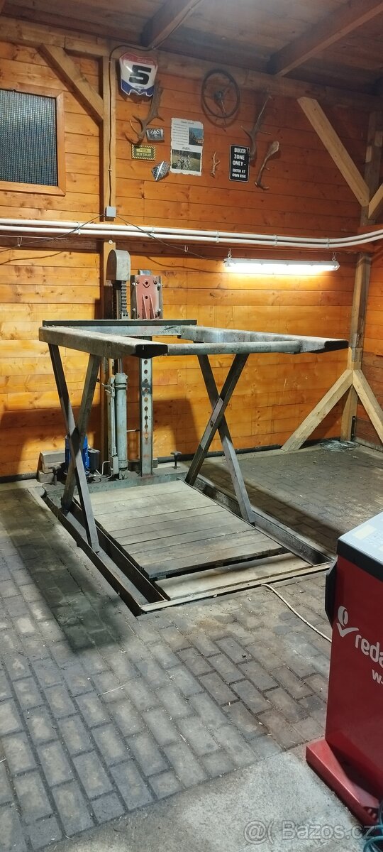 Nůžkový zvedák ddr 1,5 t - 2