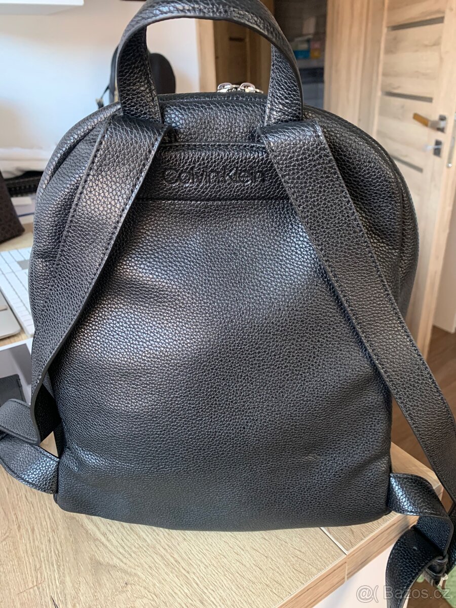 Dámský batoh Calvin Klein černý - 2