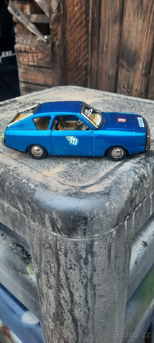 Staré plechové auto - 2