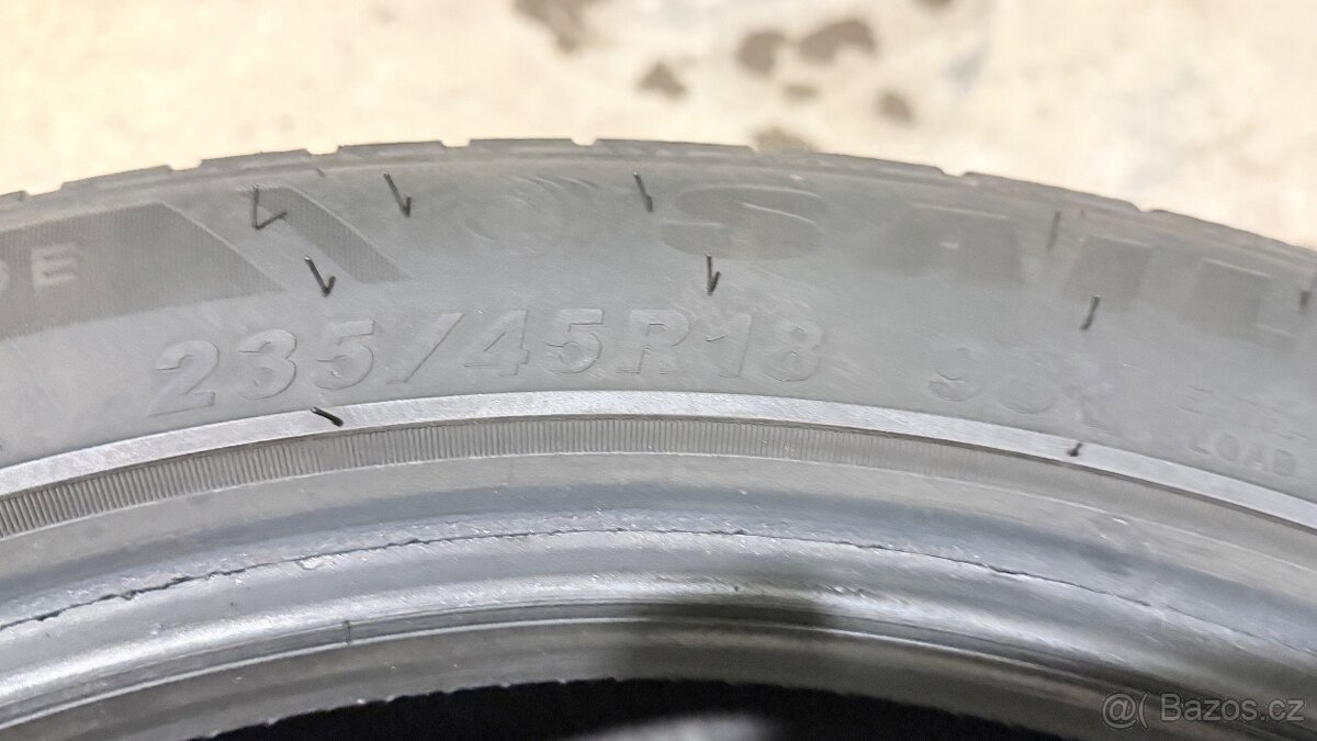 Zimní pneu 235/45/18 - 2