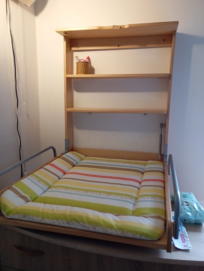 Závěsný přebalovací pult - 2