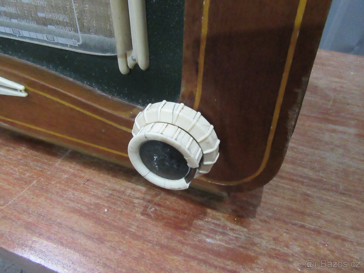 Nabízím staré radio Tesla Máj. Netestováno. Prodávám jako n - 2