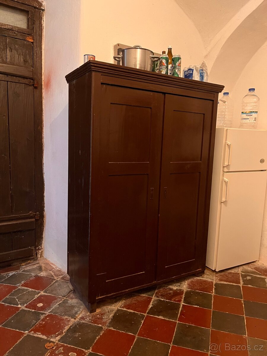 Starožitný nábytek — skříň židle… - 2