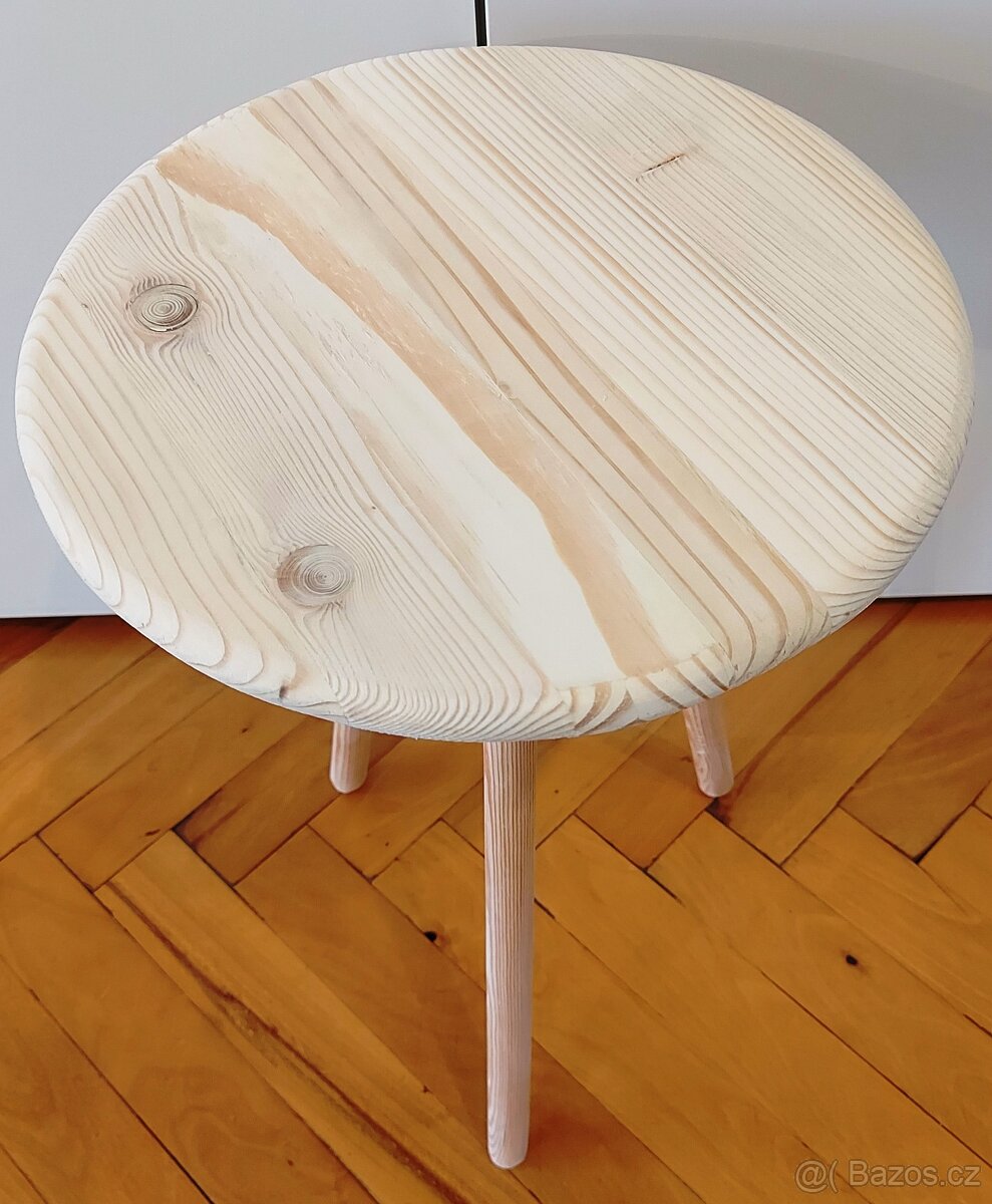 Květinový stolek na trojnožce.,, - 2