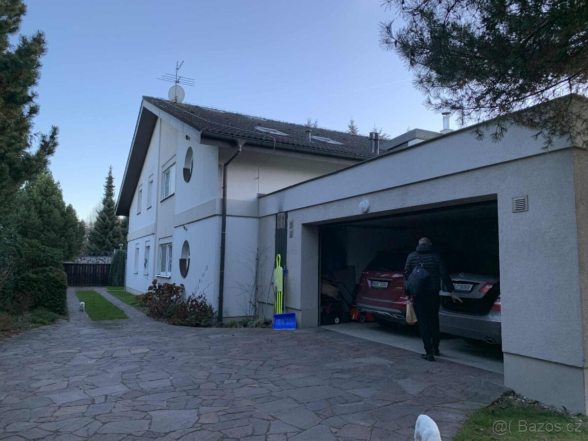 Střešní tašky černý BRAMAC EN 490 sypaný černý - 2