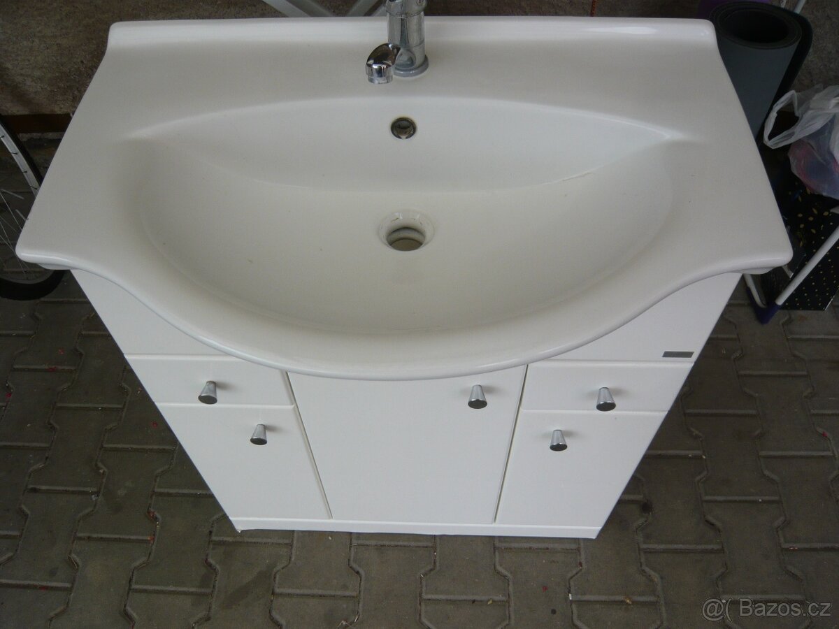 stolek umyvadlo zrcadlo - 2