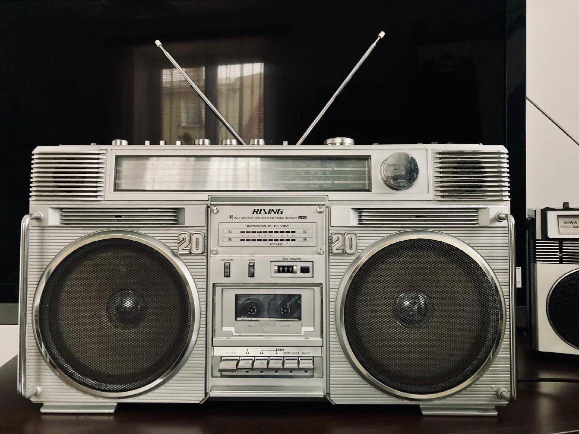 RISING - velký boombox rezervace - 2