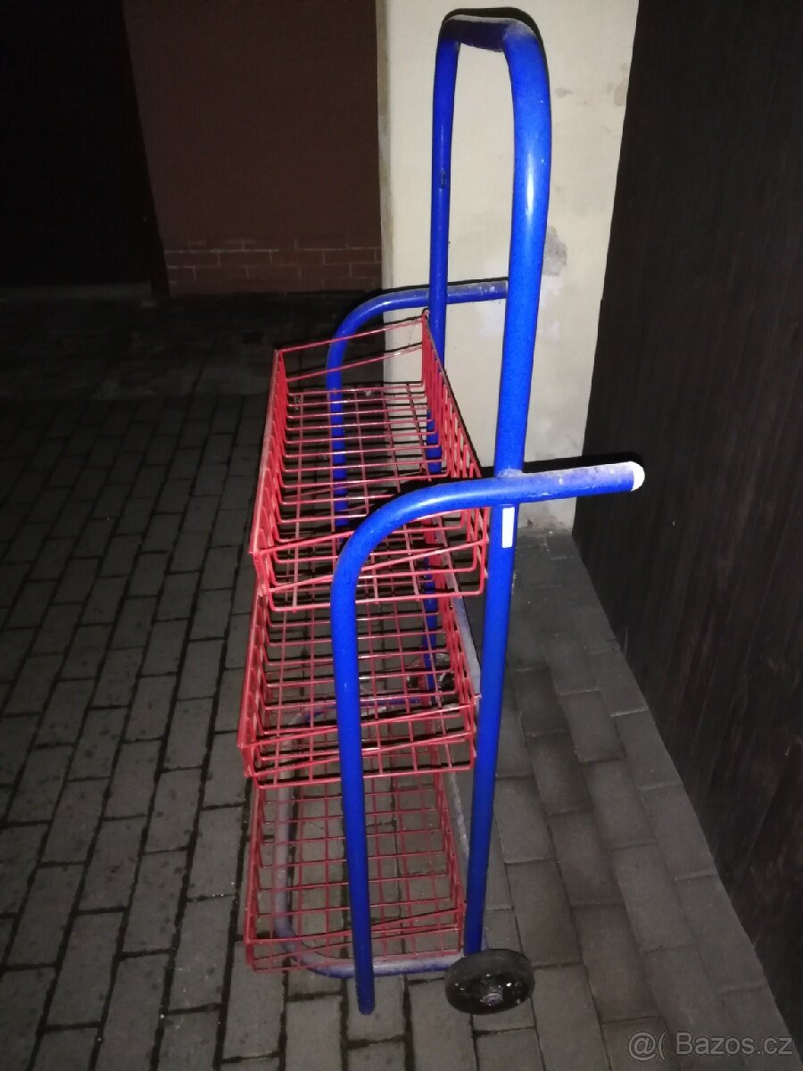 Pojízdný stojan s policemi - 2