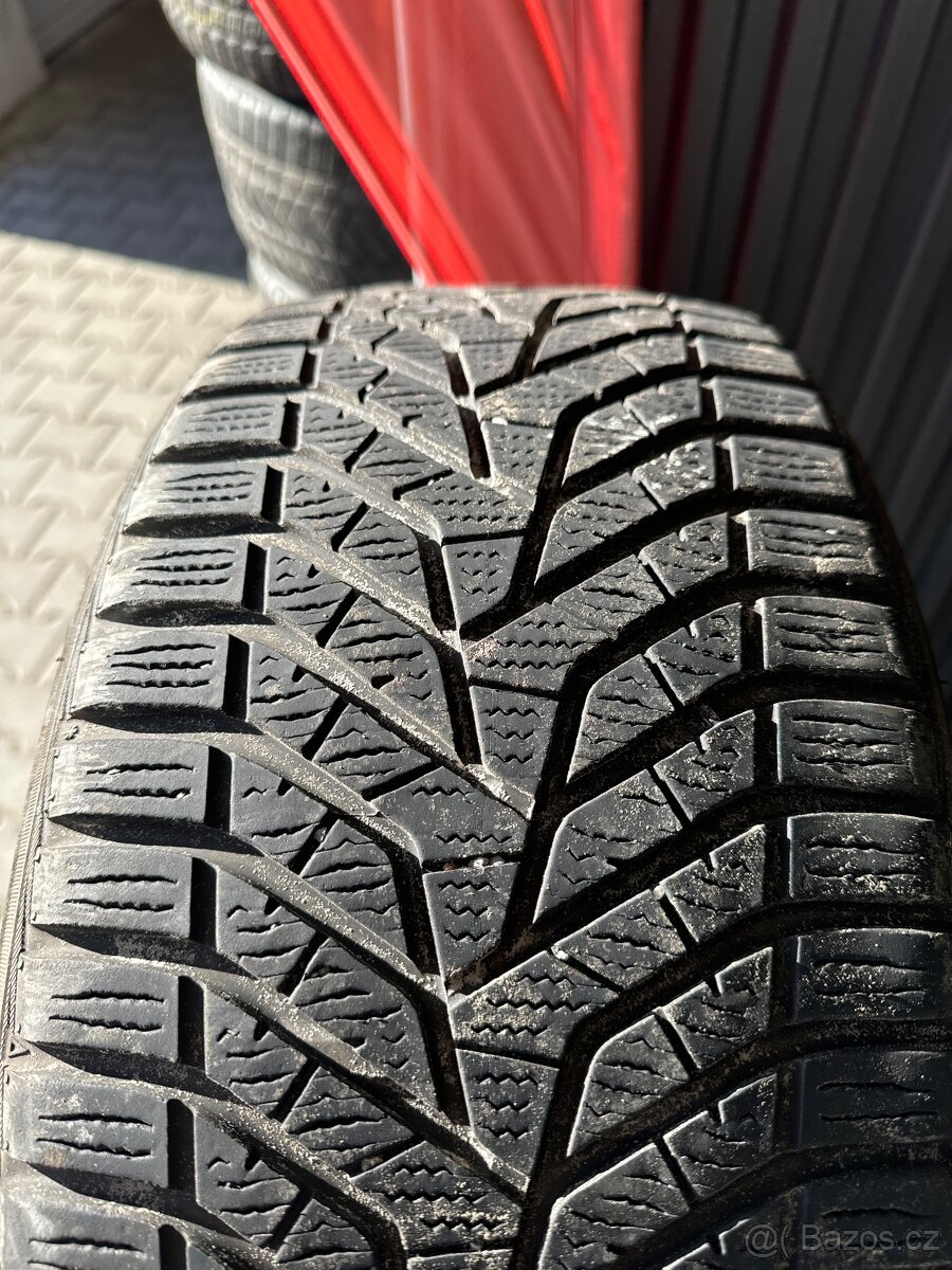 225/40R19 93W Yokomahama Blue Earth winter V905 - 2