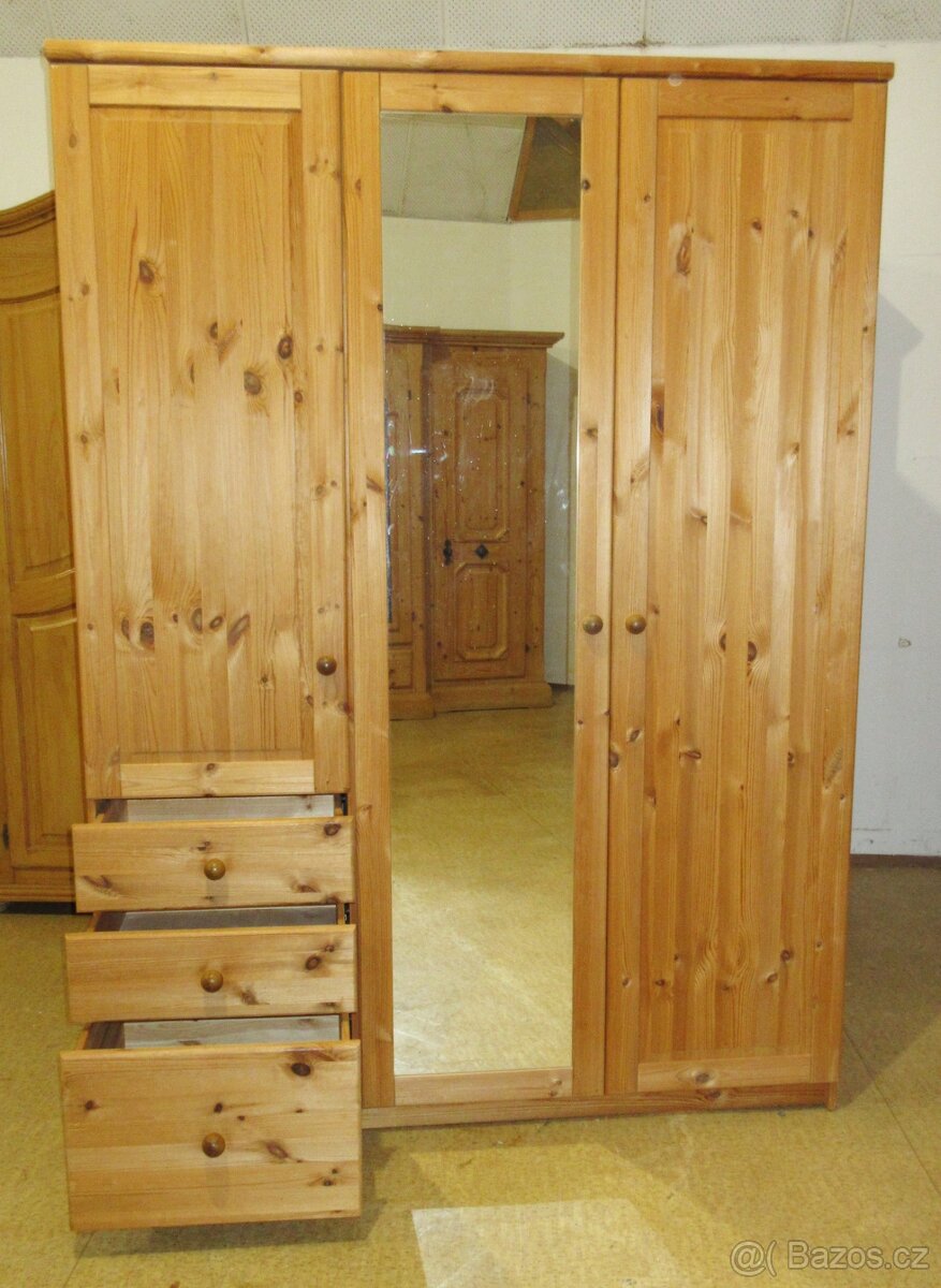 Šatní skříň z borovice se zrcadlem - celomasiv - 2