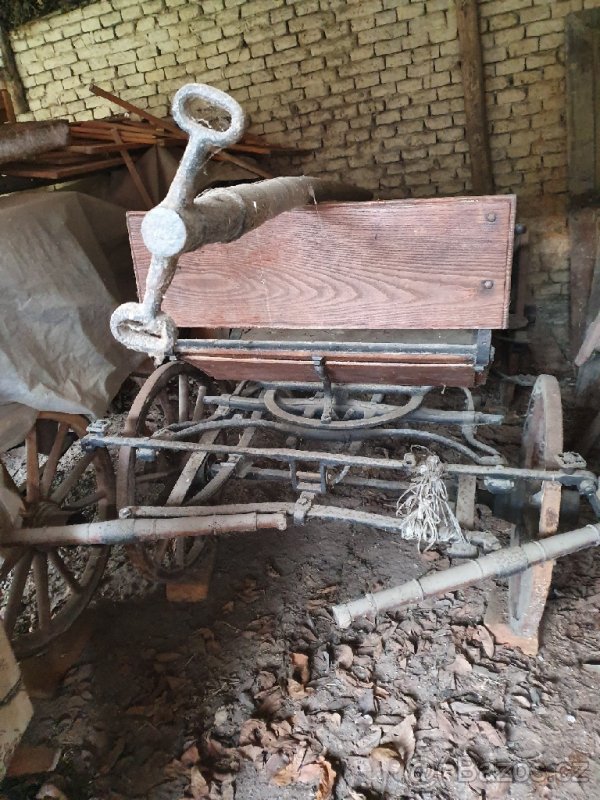 3 kočáry bryčky pro koně + postroje+lampy - 2