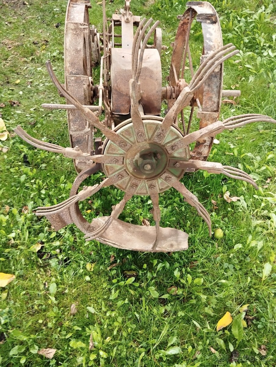 Starý vyorávač brambor /čert/ - 2