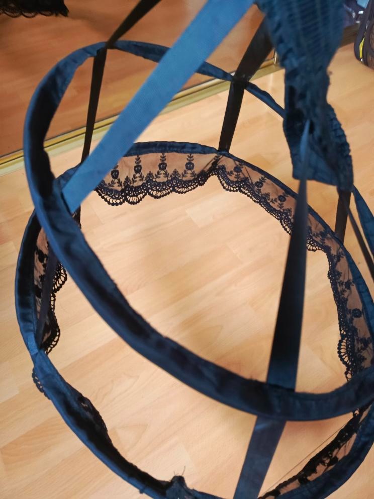 Spodnička černá k šatům a sukni.Obruče. - 2