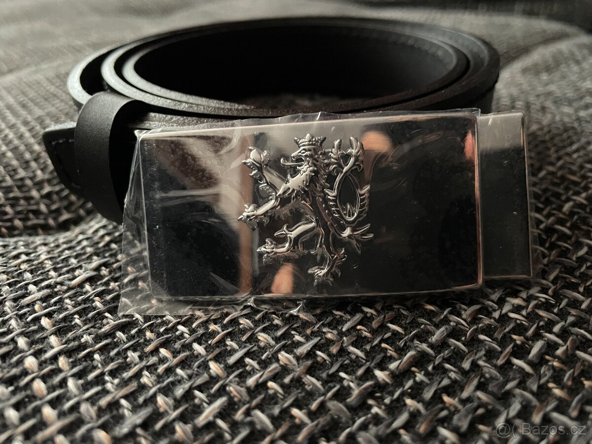 Kožený opasek s přezkou se znakem českého lva stříbrné barv - 2