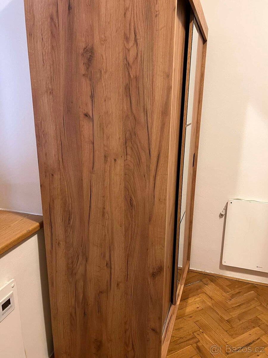 Skříň šatní - 2