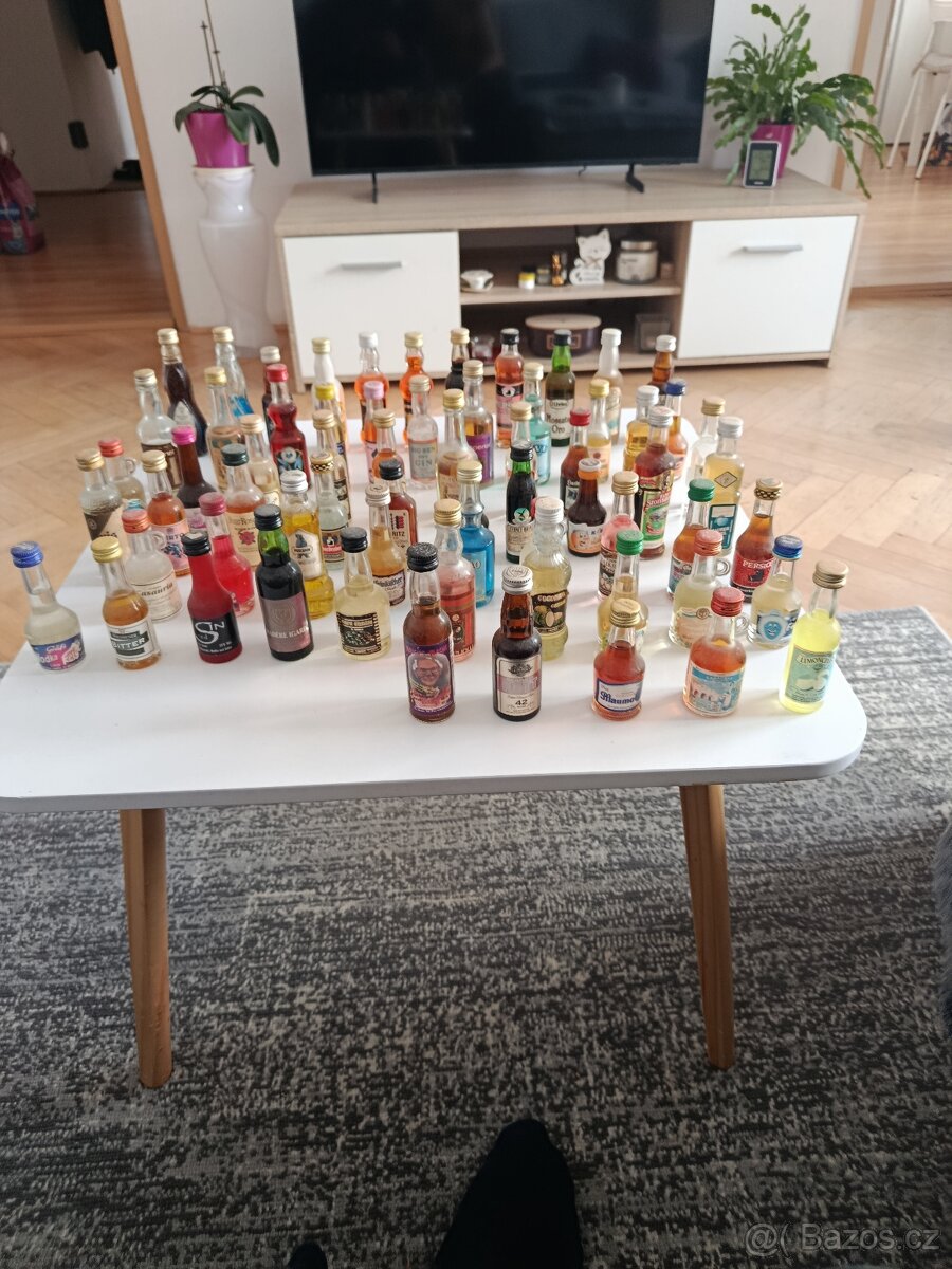 Sbírky lahviček alkoholu - 2