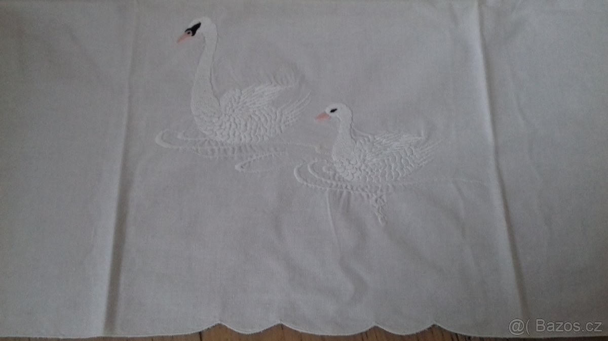 VYŠÍVANÝ UBRUS - LABUTĚ - 2