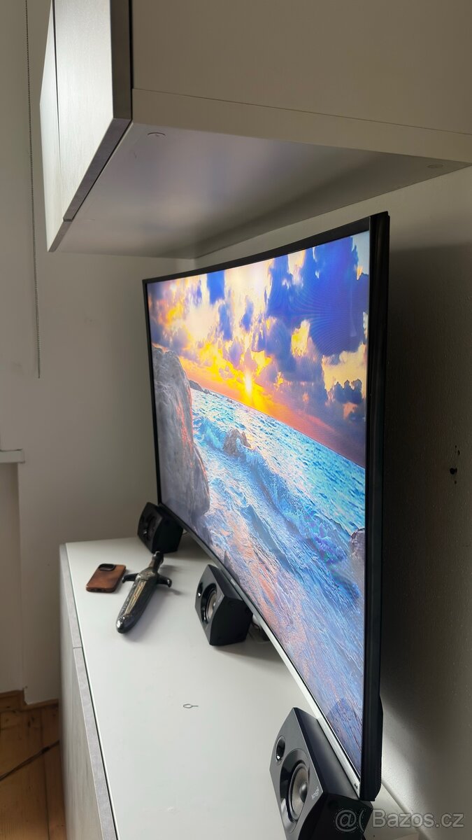 55" Samsung Full HD Prohnutá Smart TV - 2