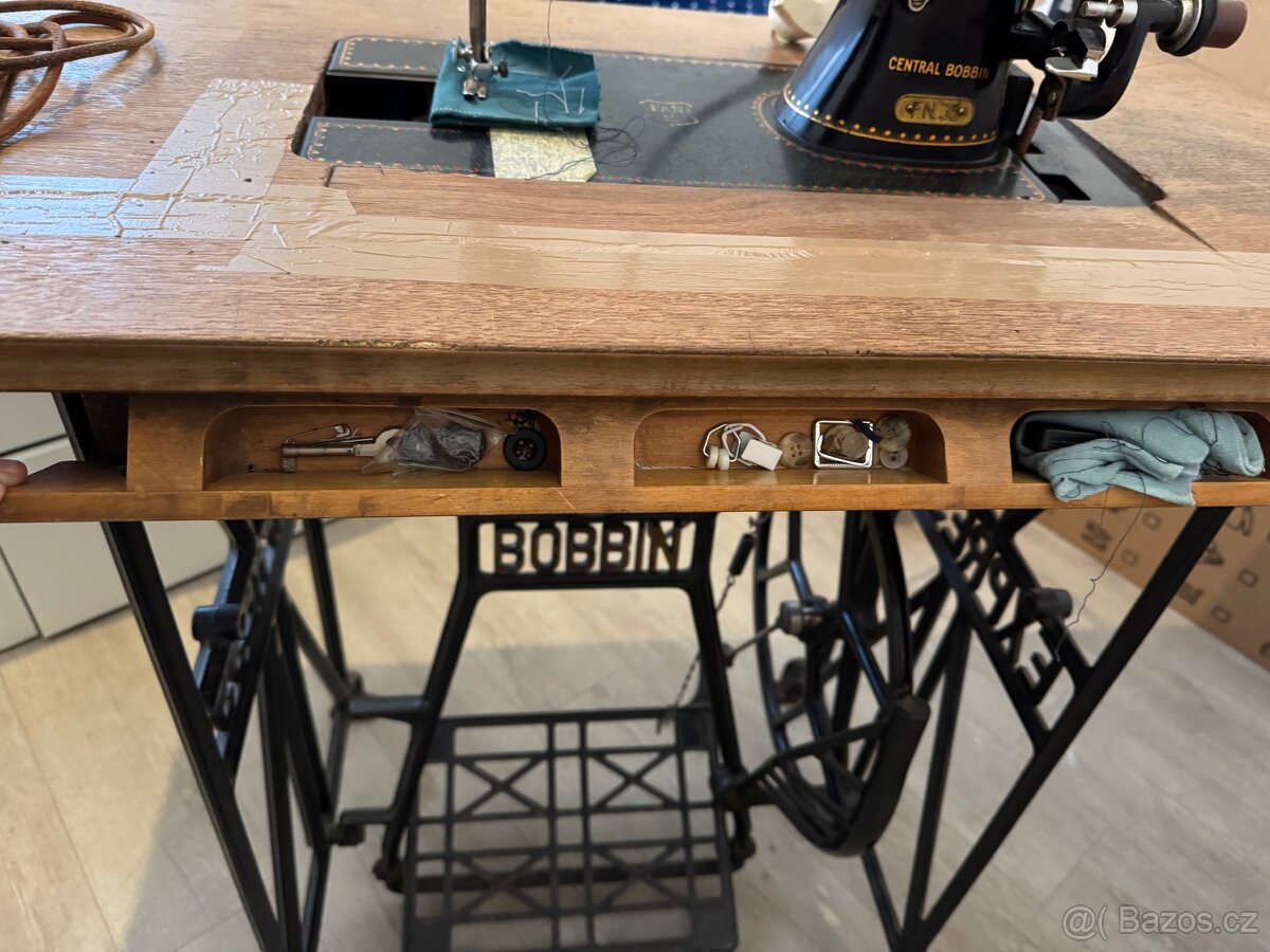Starý šicí stroj - Central Bobbin FN35 - 2