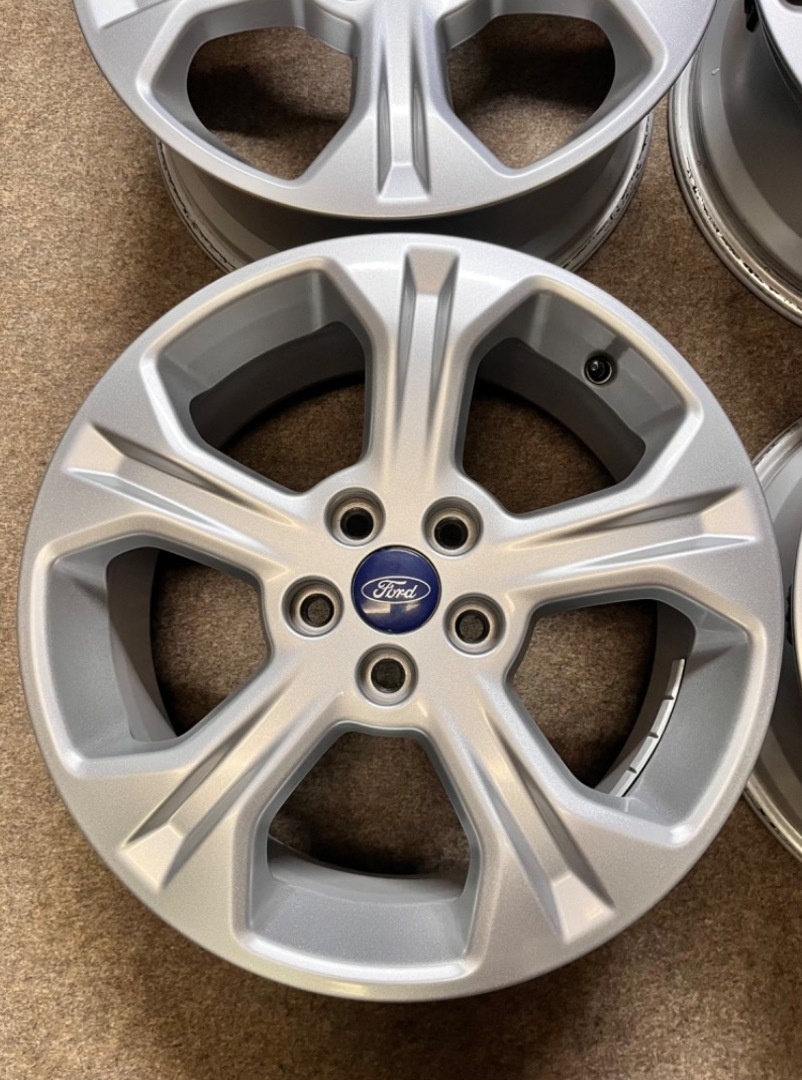5x108 R17 originál alu Ford Kuga - senzory - 2