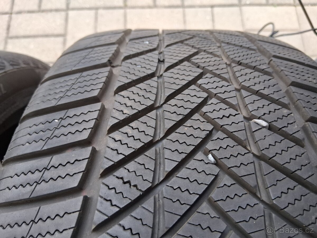245/40 r18 - 2