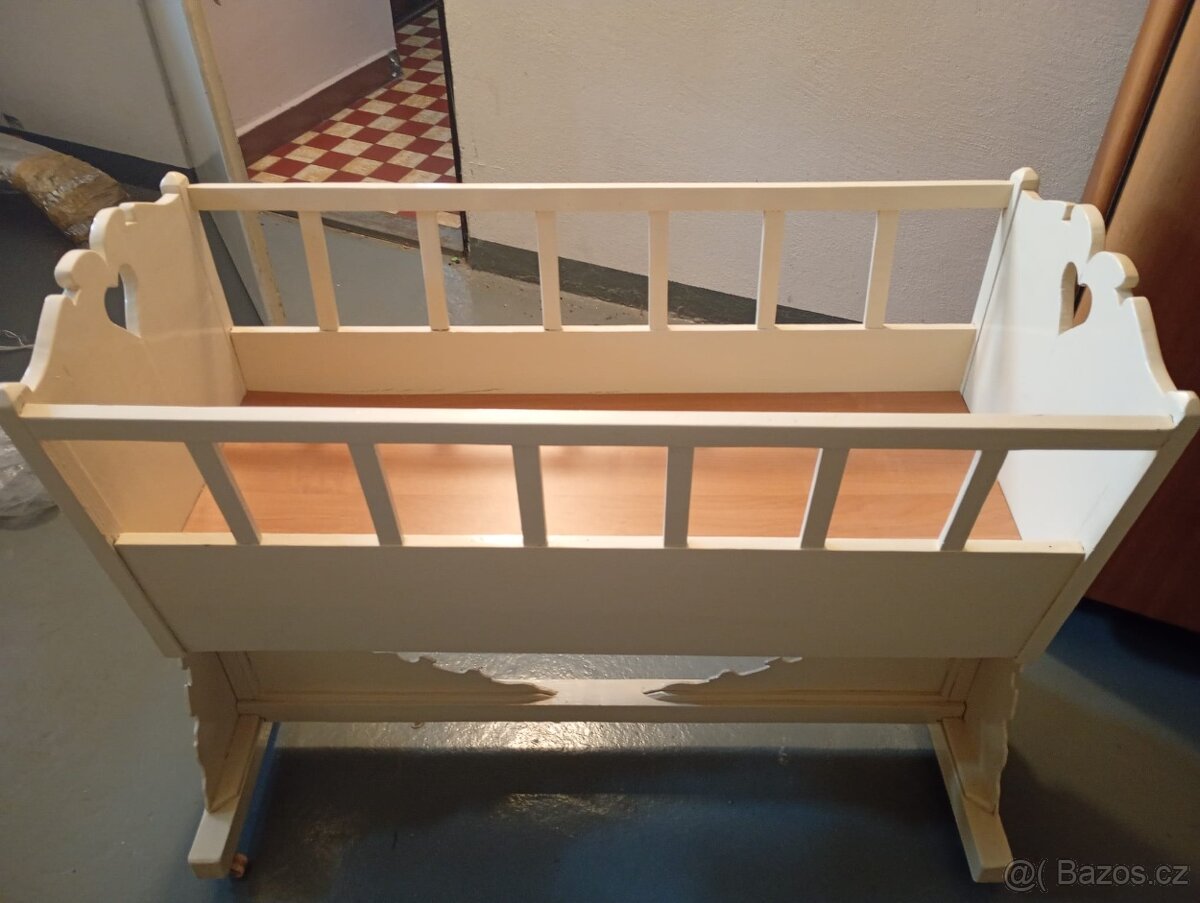 Stará ručně vyráběná dětská kolébka - 2