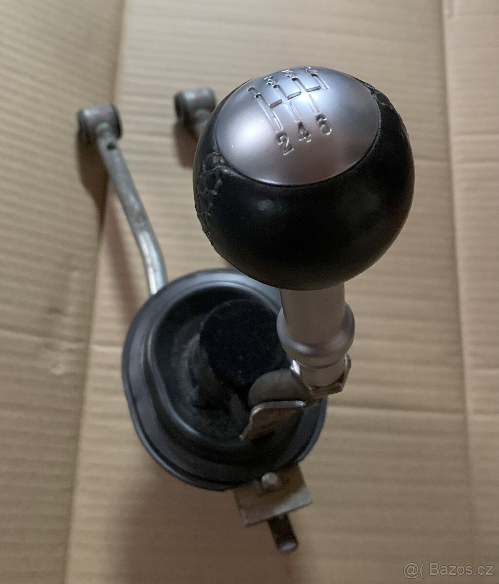 Řadicí páka z Dodge Challenger RT 2015 manuál - 2