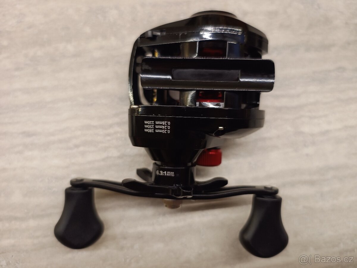 Baitcast naviják + woblery - 2