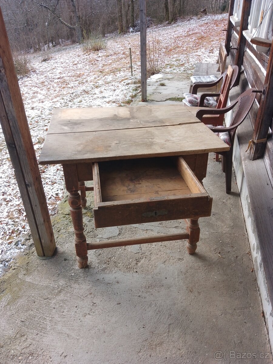 Starý dřevěný stůl - 2
