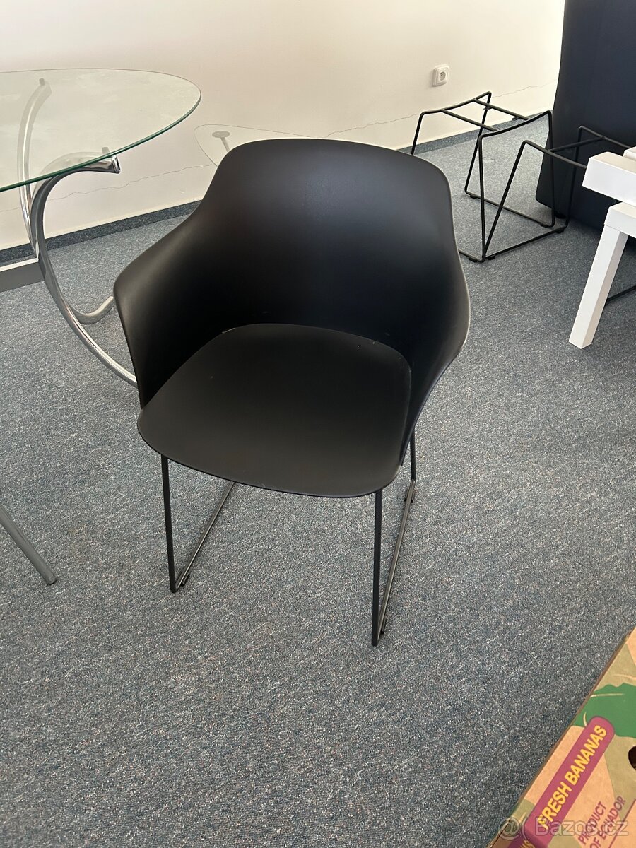 Bílý lesklý jídelní stůl + 6 židlí - 2