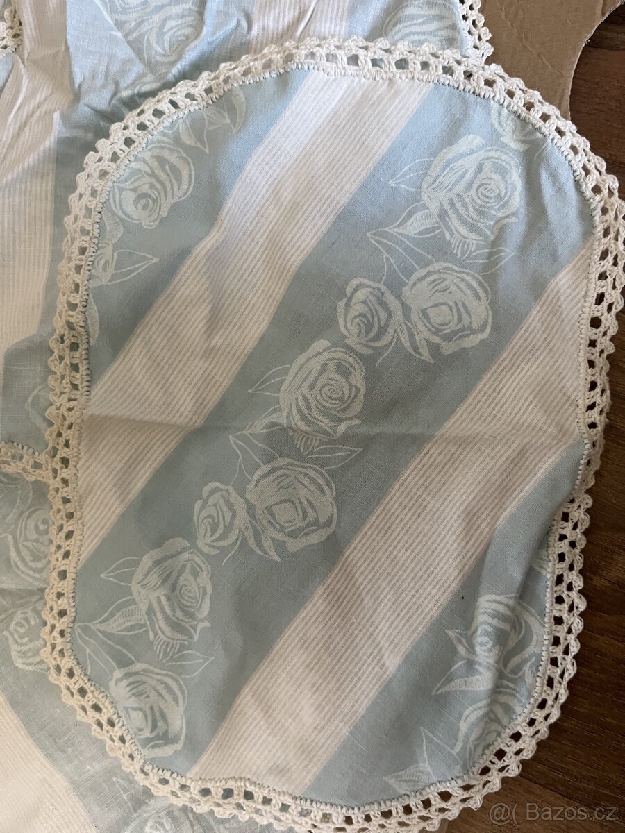 Staré vyšívané, háčkované prostírání - 2