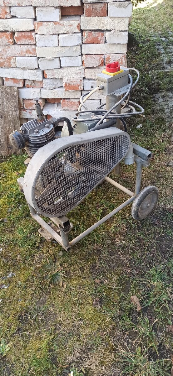 Kompresor pístový olejový s podvozkem - 2