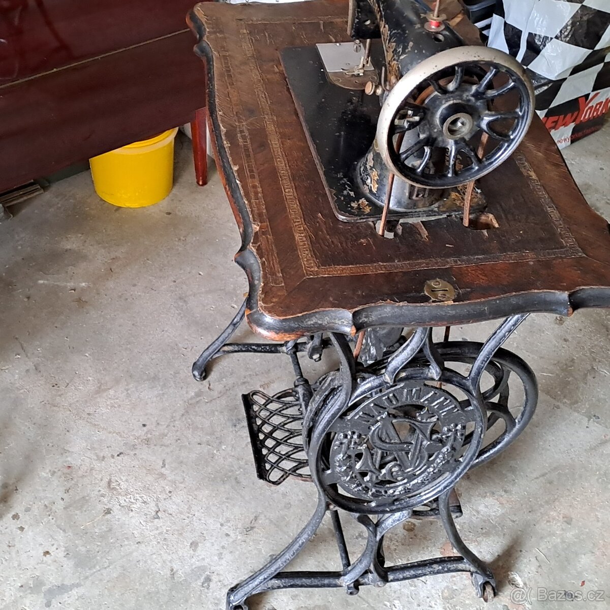 šicí stroj historický - 2