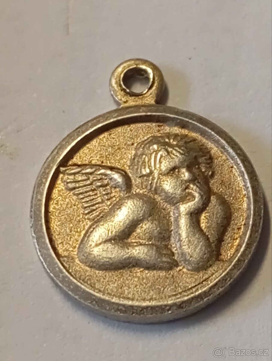 Kříže, madonky, sv. obrázky a staré modlitební knížky - 2