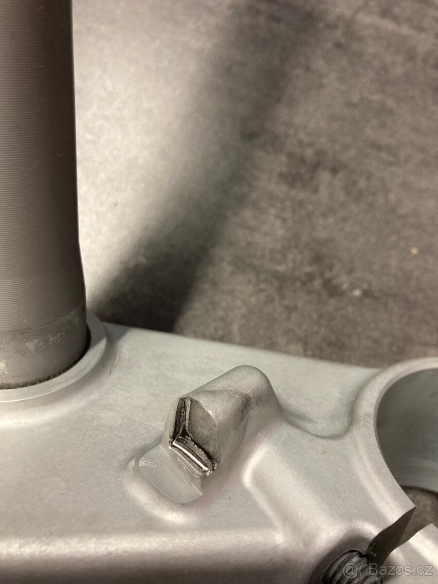 spodný okuliar Triumph Tiger 800 - 2