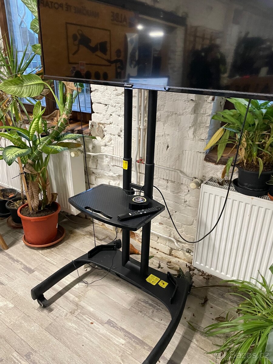 Televize s úhlopříčkou 55 + stojan na kolečkách - 2