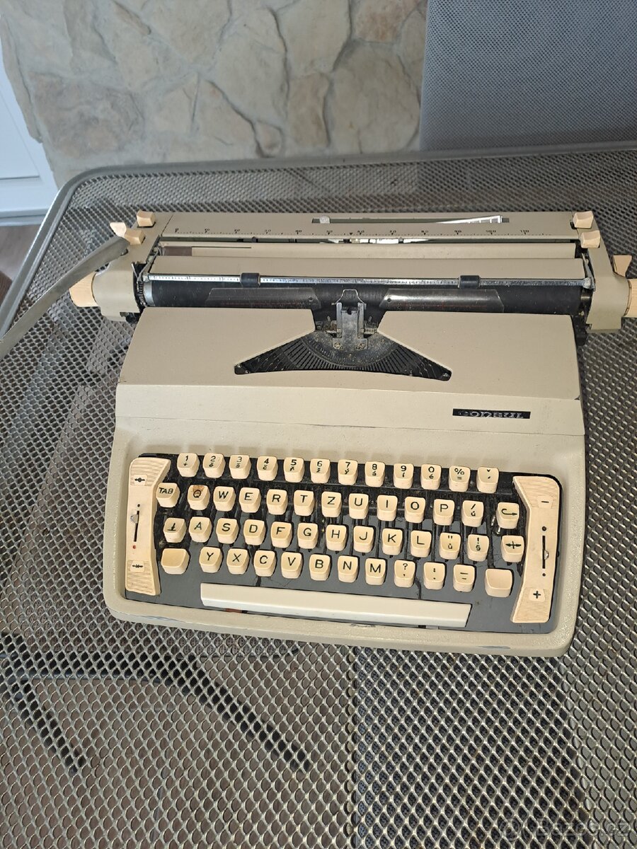 Prodám psací stroj CONSULT+ kufr - 2