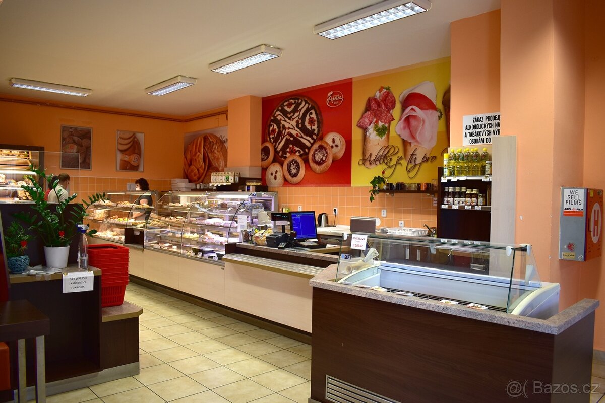 Regály a vitríny z prodejny pekařství - 2