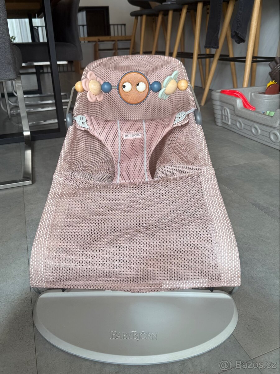 Lehátko Babybjörn s hračkou - 2