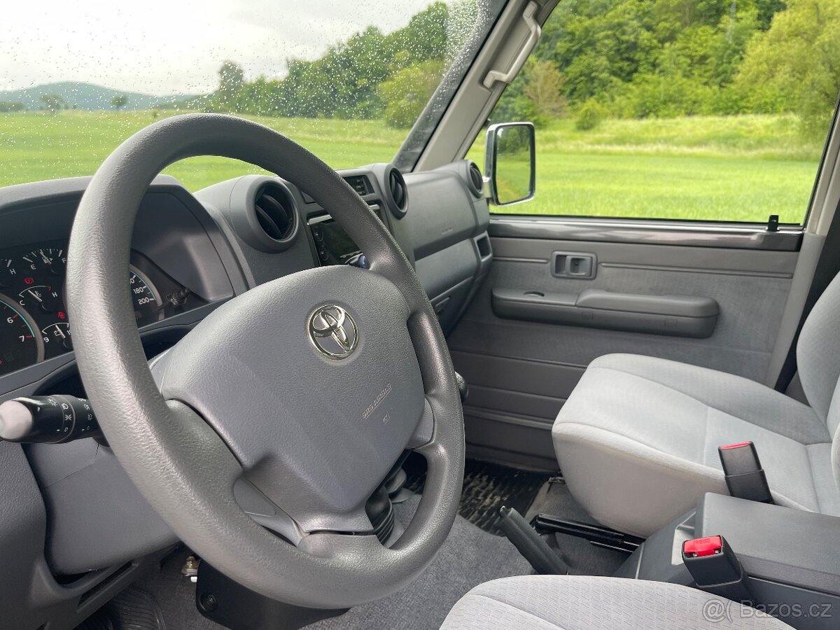 Toyota Land Cruiser GRJ 76