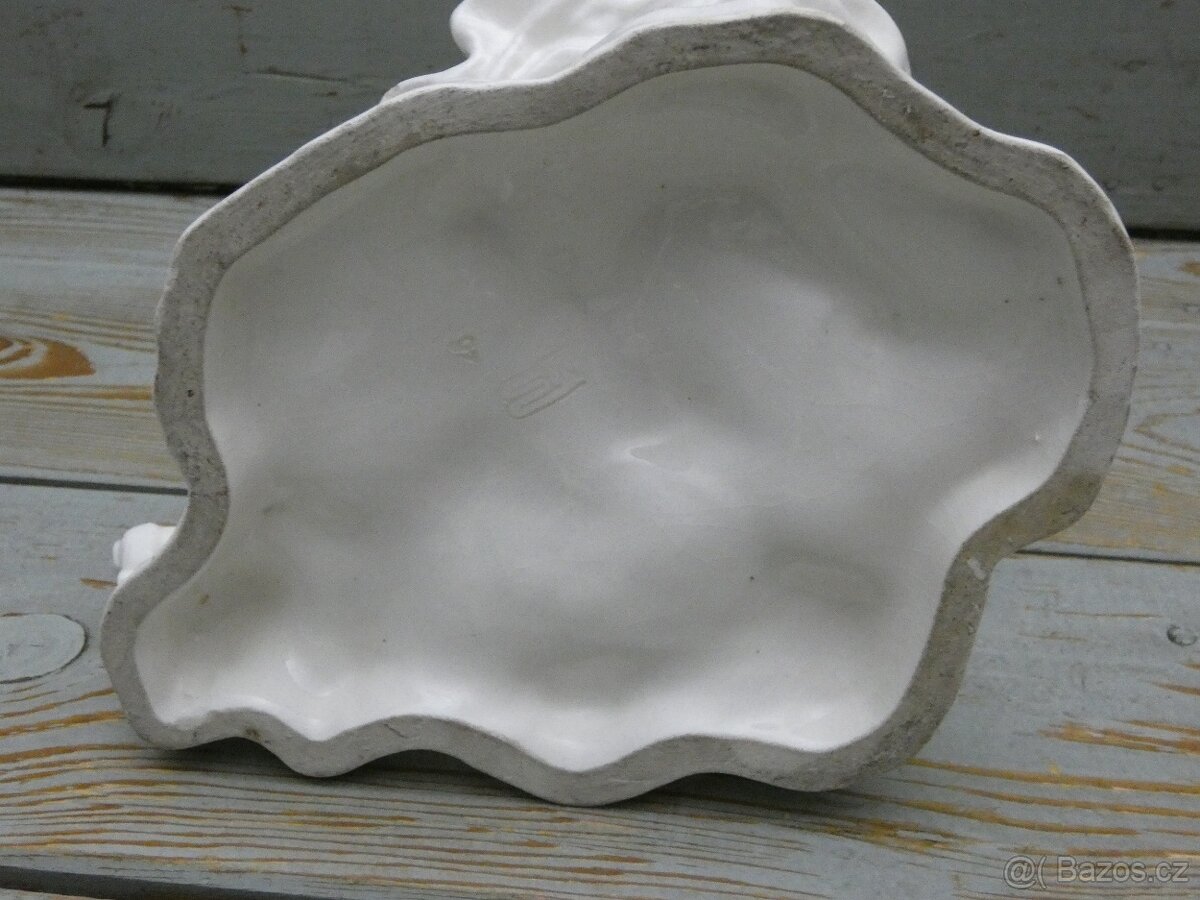 Porcelánová soška -Kopáčka brambor - 2