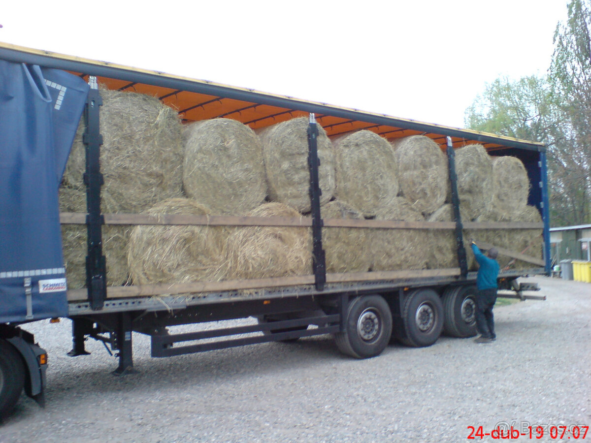 Prodám balíky sena a senáže, kamionem rozvezem po ČR. v ceně - 2