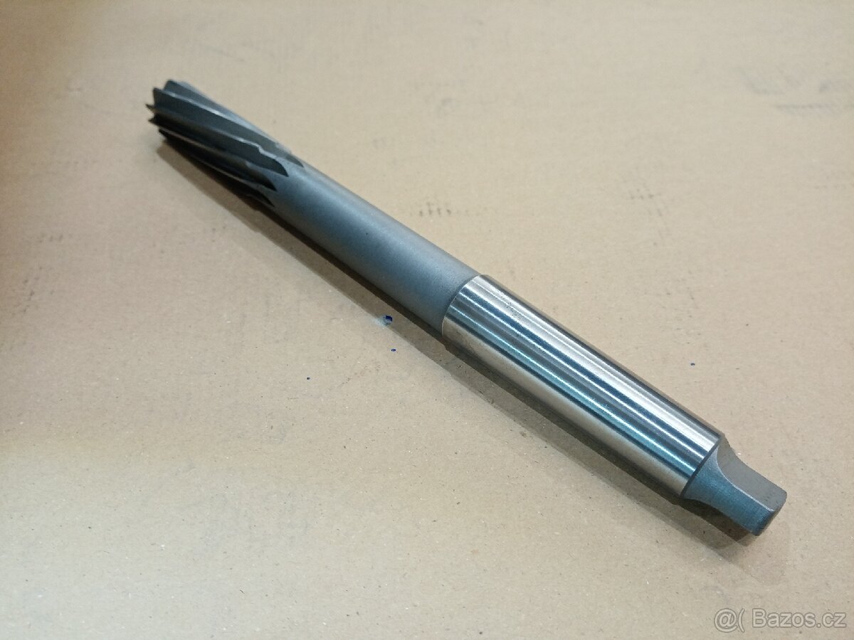 Výstružník strojní 24 H7 HSS-E - 2