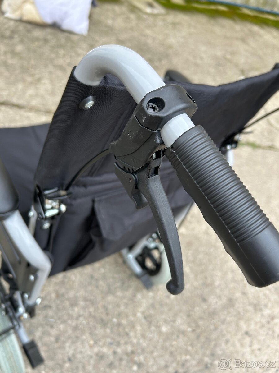 Invalidní vozík pro převoz osob UNIZDRAV - 2