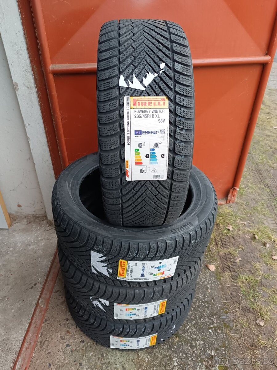 zimní Pirelli Winter 235.45.18 98V XL - 2