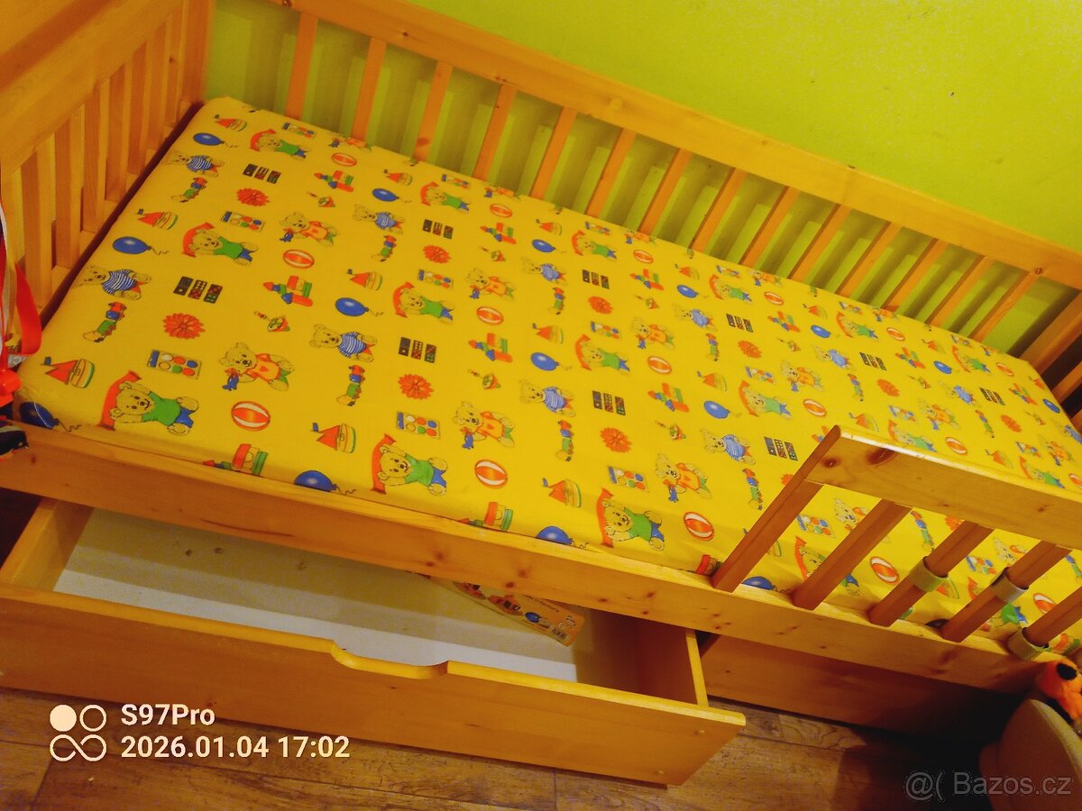 Masivní dětská postel - 2