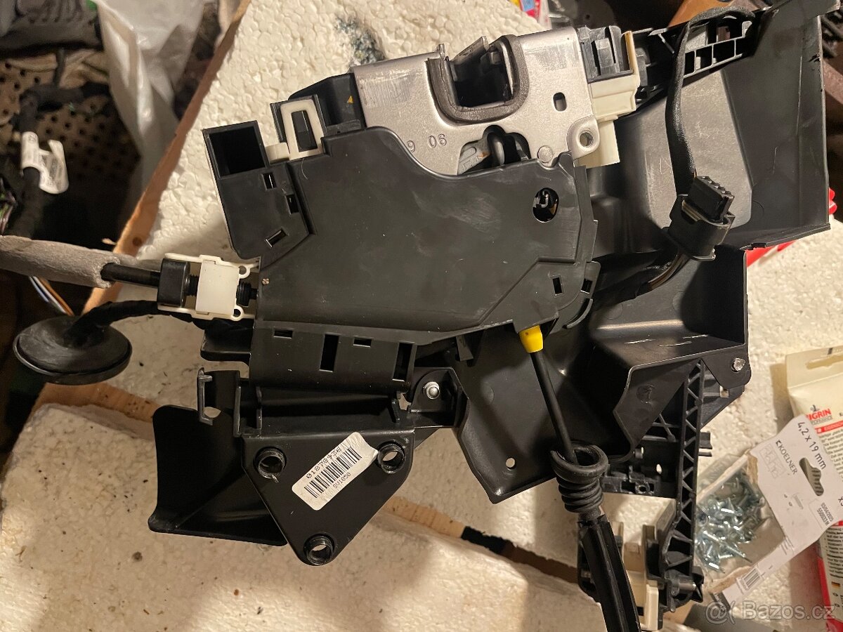 Zámek dveří Mercedes w204 - 2